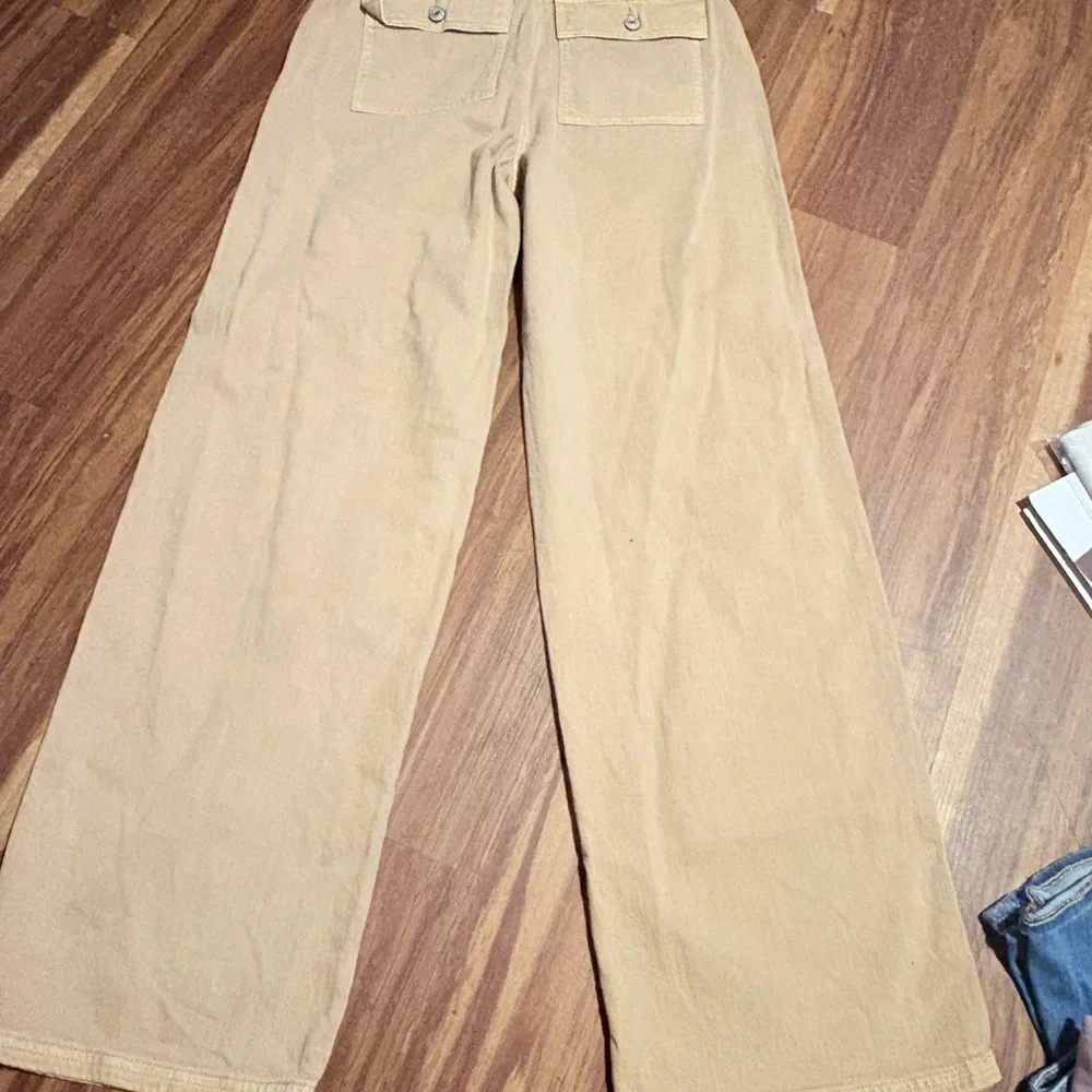 American Eagle Outfitters Tan Chinos for Effortless Style - Picture 4 of 4